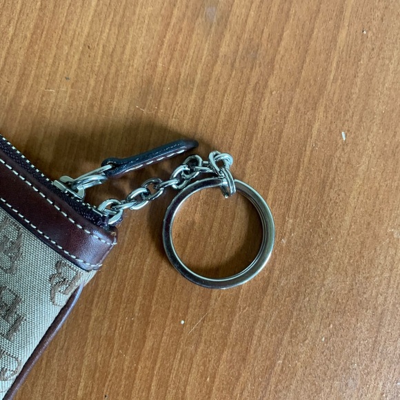 Dooney & Bourke Brown Khaki Signature Canvas Wallet Zip Up Brown Key Chain - Picture 3 of 6